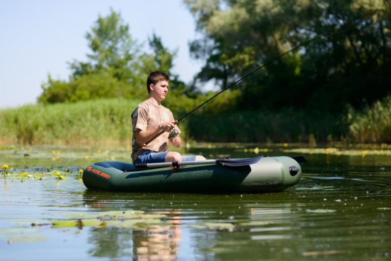 Rules of behavior on the water: safe fishing on an inflatable boat